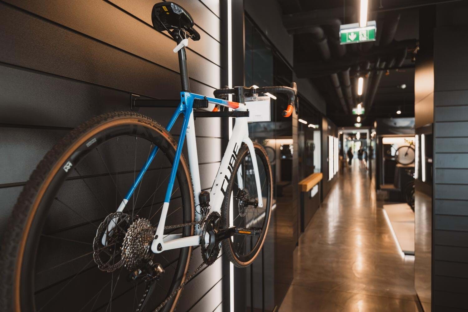 CUBE Gravelbike an der Wand in einem Store