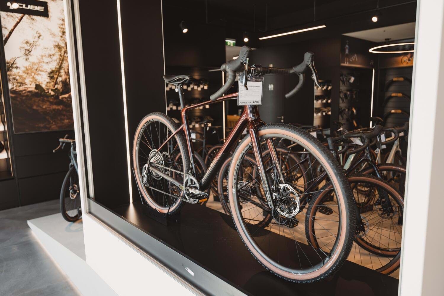 Fahrrad in der Schaufensterauslage einer Filiale