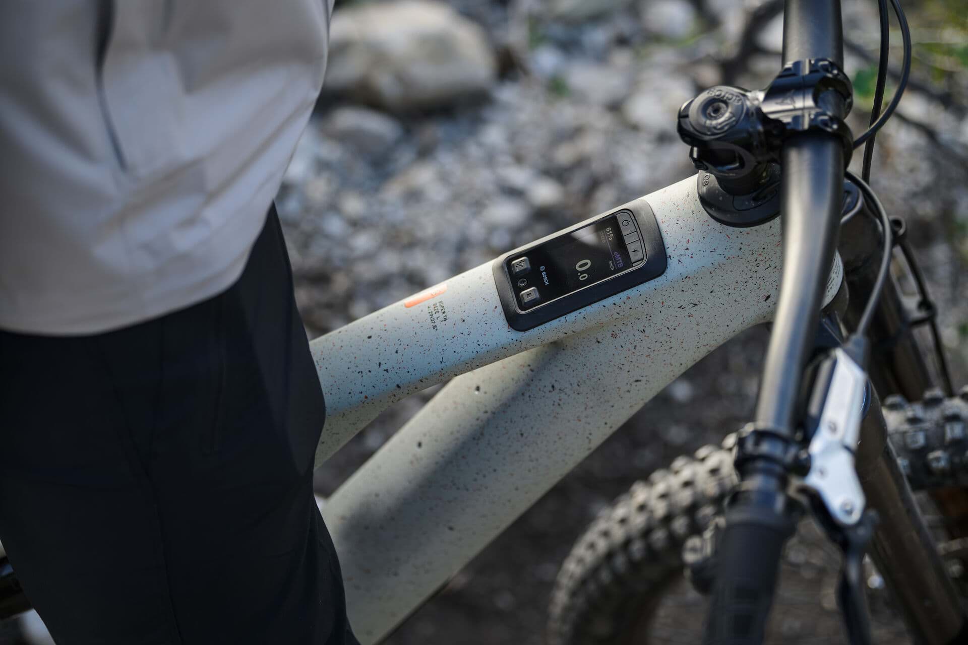 Display im Oberrohr eines E-Bikes zeigt Geschwindigkeit und Akkustand