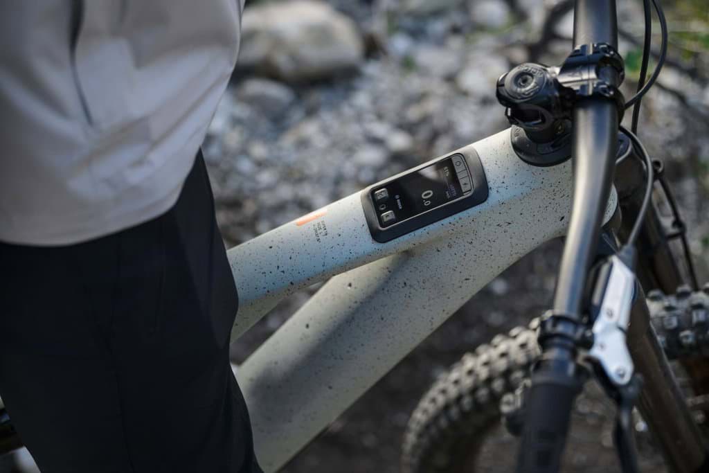Display im Oberrohr eines E-Bikes zeigt Geschwindigkeit und Akkustand