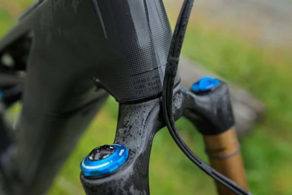 Gabelkrone und Steuersatz eines Mountainbikes in Nahaufnahme
