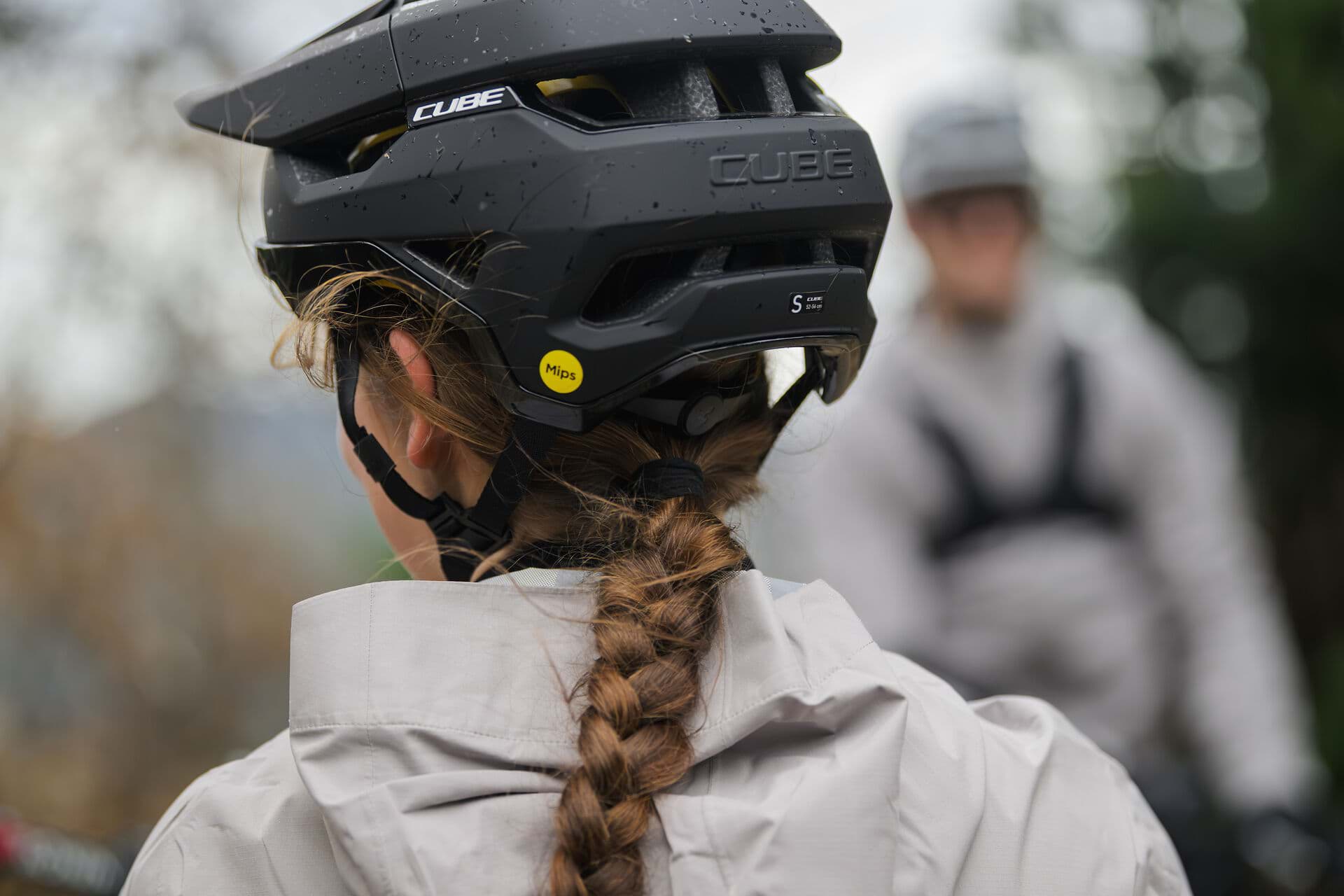 Junge Radfahrerin von hinten, dahinter eine zweite Person