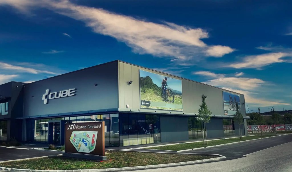 CUBE Store St. Pölten von außen